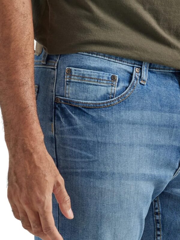 Wrangler Men's Relaxed Fit Boot Cut Jean - Image 4