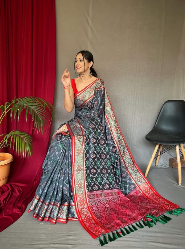 SGF11 Women's Kanjivaram Patola Silk Saree Silk Saree Pure Golden Zari With Blouse Piece - Image 2